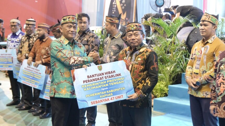 Bupati Kapuas HM Wiyatno saat menerima Penyerahan bantuan hibah perangkat Starlink secara simbolis oleh Pemprov Kalteng