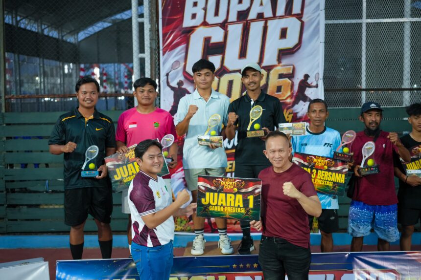 Bupati Kapuas melalui Staf Ahli Bupati Kapuas yang juga menjabat sebagai Ketua Komite Olahraga Nasional Indonesia (KONI) Kabupaten Kapuas, Septedy, secara resmi menutup Turnamen Tenis Bupati Cup 2026