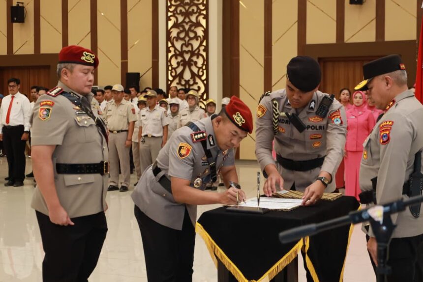 Kapolda Kalsel Irjen Pol. Dr. Rosyanto Yudha Hermawan, S.I.K., S.H., M.H. saat memimpin acara sertijab