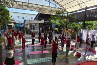Puluhan peserta mengikuti rangkaian yoga di Gimme Cafe.