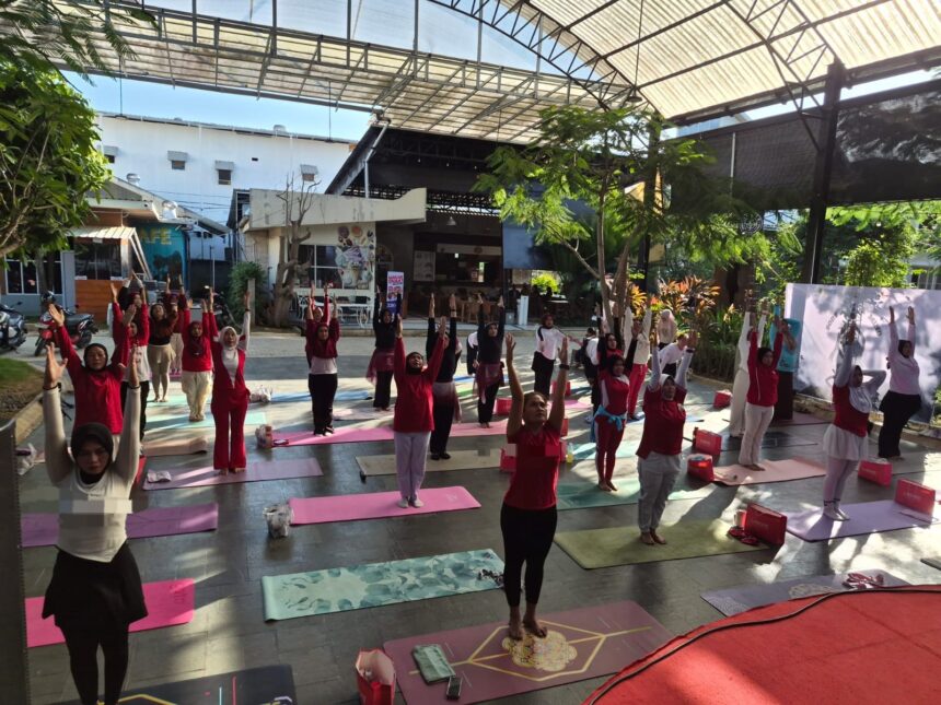 Puluhan peserta mengikuti rangkaian yoga di Gimme Cafe.