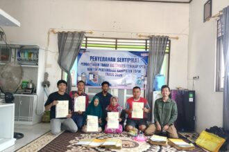 Warga Desa Gadung Terima Sertipikat Tanah Program PTSL