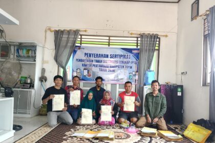 Warga Desa Gadung Terima Sertipikat Tanah Program PTSL
