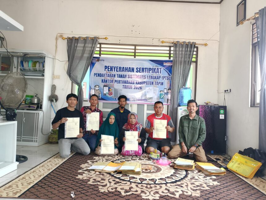 Warga Desa Gadung Terima Sertipikat Tanah Program PTSL