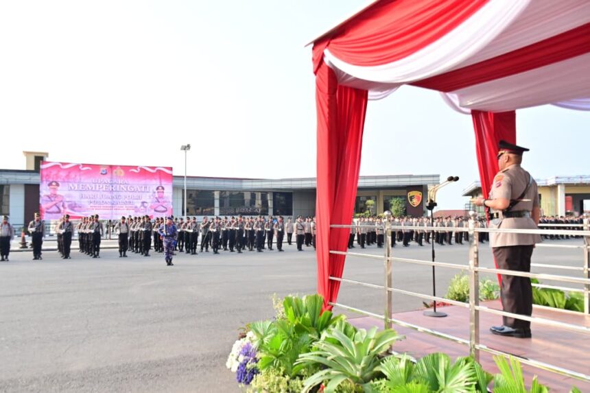 Kapolda Kalsel Irjen Pol. Dr. Rosyanto Yudha Hermawan, S.I.K., S.H., M.H saat memimpin upacara Hari Juang Polri