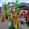 Ribuan peserta jalan sehat dan peserta karnaval mengenakan kostum maskot serta busana budaya Nusantara memeriahkan Karnaval Mawar Sharon Cenderawasih di Tanah Bumbu.