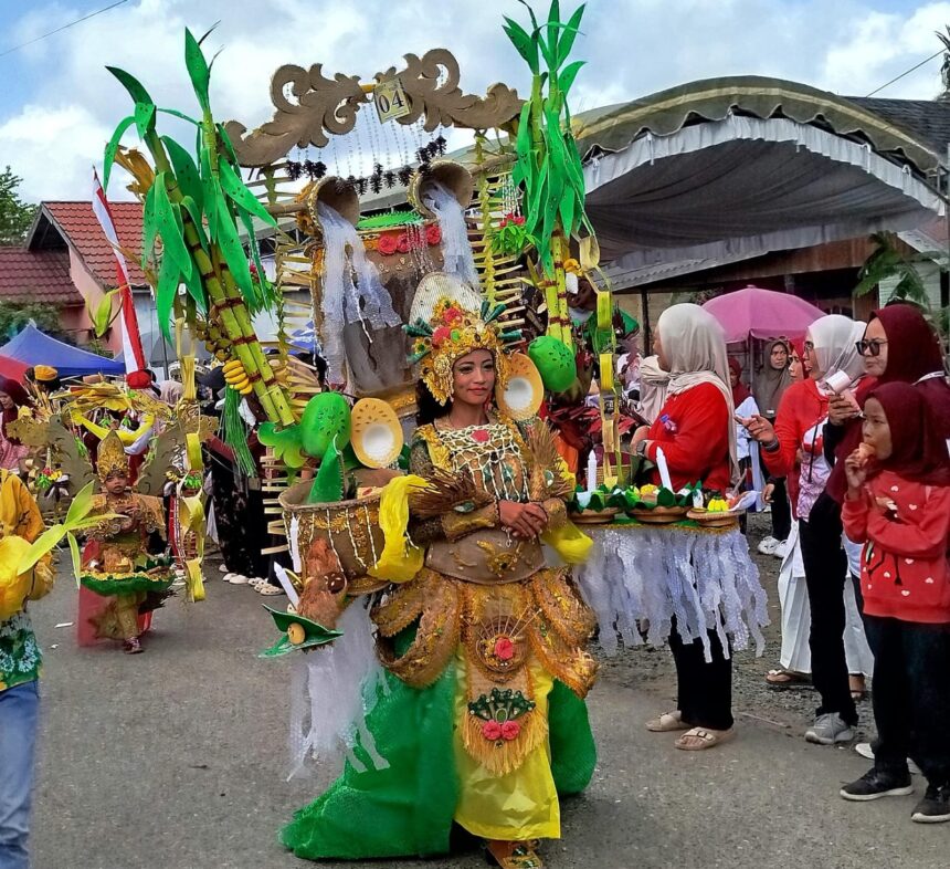 Ribuan peserta jalan sehat dan peserta karnaval mengenakan kostum maskot serta busana budaya Nusantara memeriahkan Karnaval Mawar Sharon Cenderawasih di Tanah Bumbu.