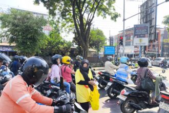 Maxim Banjarmasin Bagikan Masker dan Air Mineral Gratis Bagi Warga Terdampak Asap Karhutla