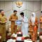 Bupati Banjar H Saidi Mansyur menyerahkan penghargaan berupa paket umrah kepada Siti Nur Adlina yang berhasil menjadi anggota Paskibraka Tingkat Nasional 2026, di Mahligai Sultan Adam Martapura, Senin (24/8/26).