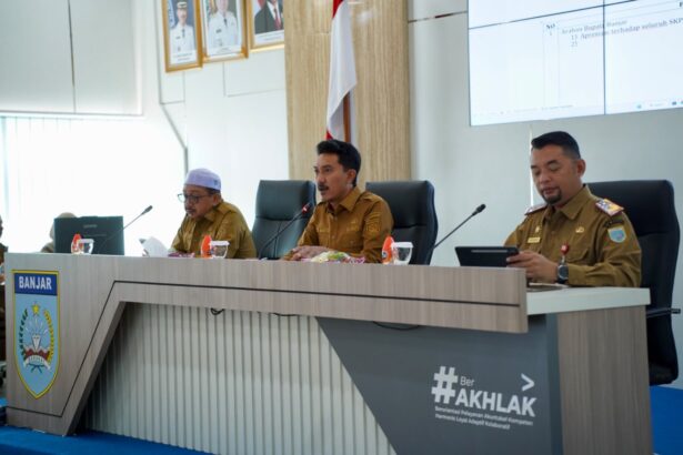 Bupati Banjar H Saidi Mansyur memimpin Rapat Koordinasi Mingguan Pemerintah Kabupaten Banjar di Aula Barakat Martapura, Senin (24/8/26)