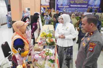 Peserta mengikuti Lomba Kue Tradisional Kabupaten Banjar 2026 dengan menampilkan berbagai kreasi olahan pangan lokal di Aula Dinas Pendidikan, Martapura, Senin (24/8/26).