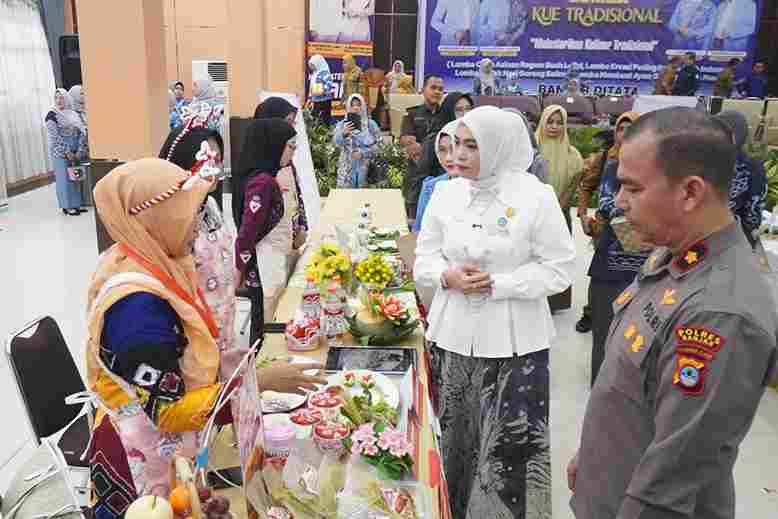 Peserta mengikuti Lomba Kue Tradisional Kabupaten Banjar 2026 dengan menampilkan berbagai kreasi olahan pangan lokal di Aula Dinas Pendidikan, Martapura, Senin (24/8/26).