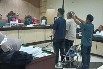 Sukhrowardi bersama anaknya Ridho Maulidi saat bersaksi dalam kasus dugaan korupsi sewa internet jaringan