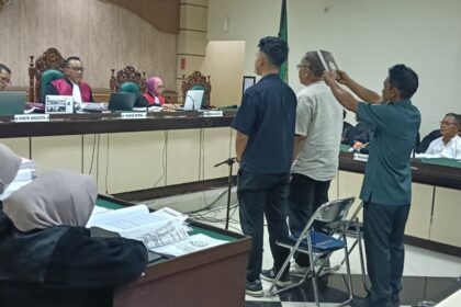 Sukhrowardi bersama anaknya Ridho Maulidi saat bersaksi dalam kasus dugaan korupsi sewa internet jaringan