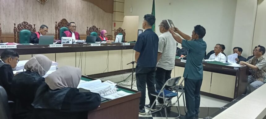 Sukhrowardi bersama anaknya Ridho Maulidi saat bersaksi dalam kasus dugaan korupsi sewa internet jaringan