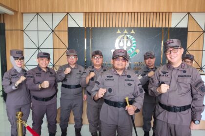 Kepala Kejaksaan Tinggi Kalimantan Selatan, Sukarman Sumarinton, S.H., M.H. didampingi Wakilnya Dr. Arip Zahrulyani, S.H., M.H., bersama para Asisten dan Kepala Bagian Tata Usaha