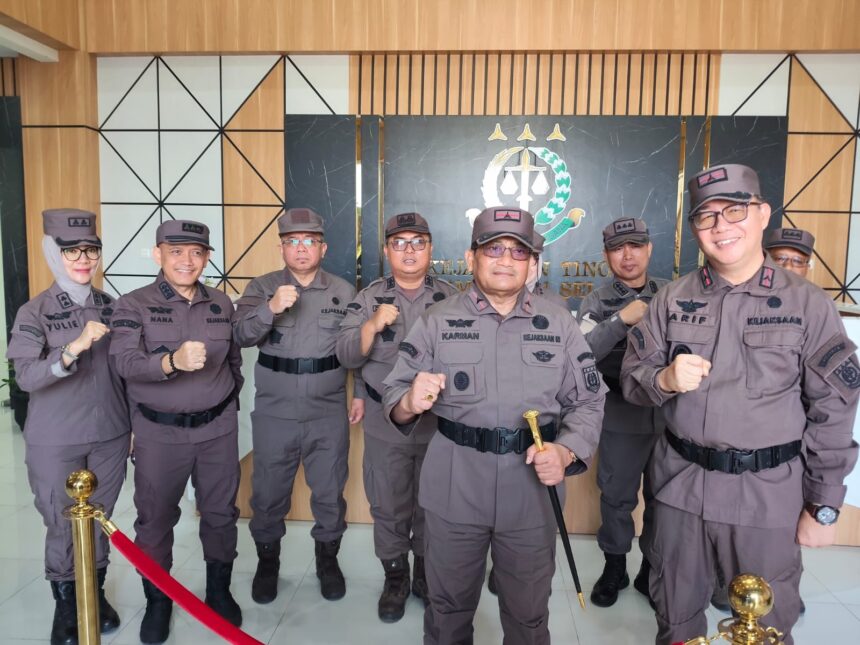 Kepala Kejaksaan Tinggi Kalimantan Selatan, Sukarman Sumarinton, S.H., M.H. didampingi Wakilnya Dr. Arip Zahrulyani, S.H., M.H., bersama para Asisten dan Kepala Bagian Tata Usaha