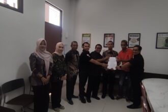Ketua Pengadilan Negeri Pelaihari Bayu Agung Kurniawan, S.H. bersama kedua pihak bersengketa dalam proses eksekusi secara sukarela