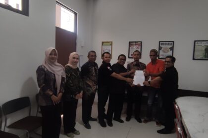Ketua Pengadilan Negeri Pelaihari Bayu Agung Kurniawan, S.H. bersama kedua pihak bersengketa dalam proses eksekusi secara sukarela