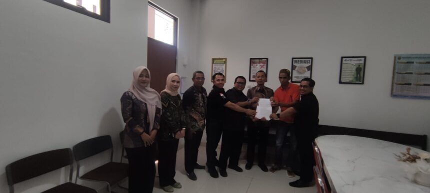 Ketua Pengadilan Negeri Pelaihari Bayu Agung Kurniawan, S.H. bersama kedua pihak bersengketa dalam proses eksekusi secara sukarela