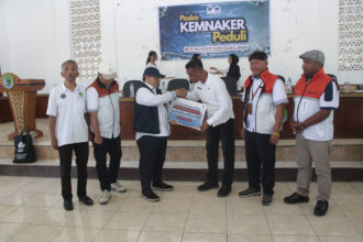 Kemnaker Salurkan Bantuan bagi Warga Terdampak Gempa di Pulau Flores
