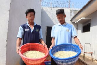 Warga binaan Lapas Batulicin saat memanen tauge. Dok. Humas
