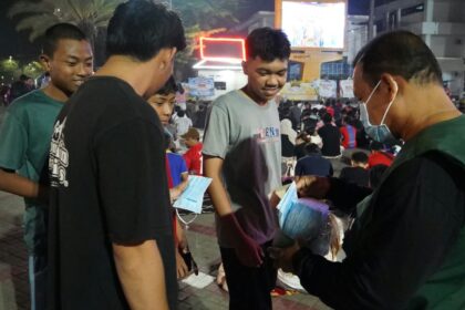 Tim Siaga Bagikan 2.500 Masker Saat Nobar Indonesia vs Singapura