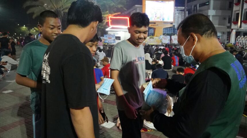 Tim Siaga Bagikan 2.500 Masker Saat Nobar Indonesia vs Singapura