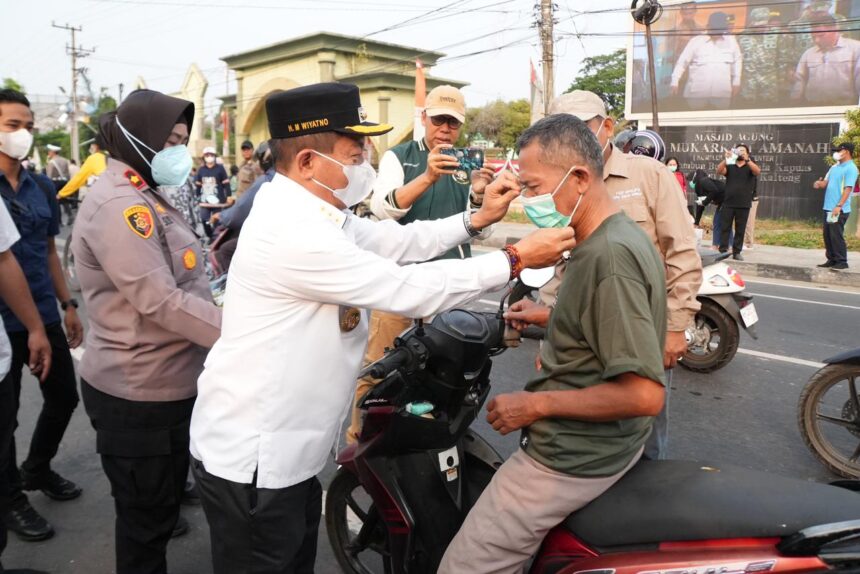 Bupati Kapuas Pimpin Pembagian Masker Gratis untuk Lindungi Warga dari Kabut Asap