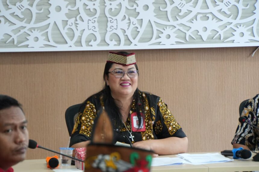 Asisten II Setda Kapuas saat memimpin Rapat Koordinasi Penyusunan Program Kerja Bidang Perumahan Rakyat di Aula Dinas Perkimtan Kabupaten Kapuas, Kamis (10/9/2026).