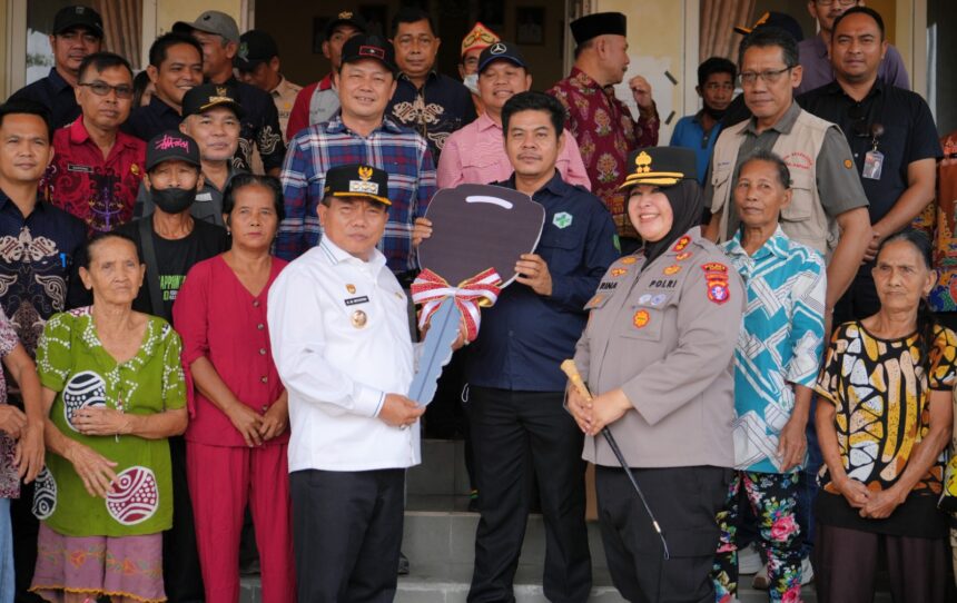 Bupati Kapuas Salurkan Bantuan Sembako dan Masker bagi Warga Terdampak Karhutla di Timpah