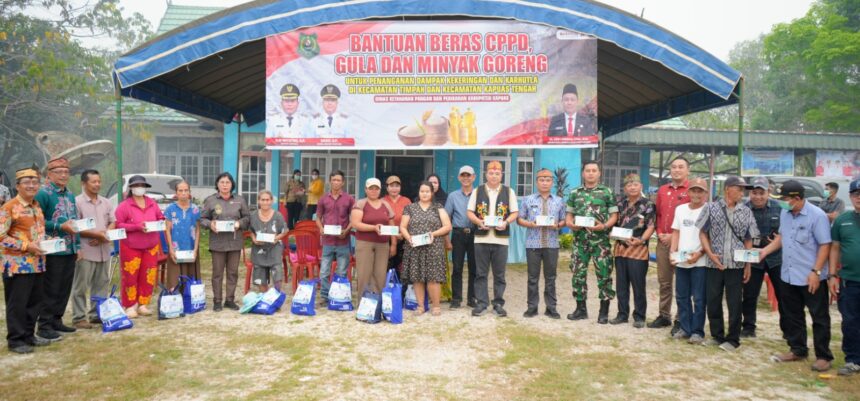 Wabup Kapuas Salurkan Bantuan Sembako dan Masker bagi Warga Terdampak Karhutla di Kapuas Tengah