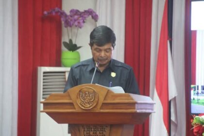 Juru Bicara Fraksi Kebangkitan Nasional DPRD Kabupaten Pulang Pisau, Damek SP menyampaikan tanggapan Fraksi pada Rapat Paripurna di Gedung Dewan, Senin (13/7/2026).