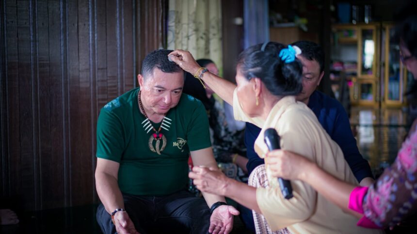 Wakil Bupati Kapuas Dodo saat mengikuti kegiatan tampung tawar dan doa bersama di Desa Lawang Tamang, Kecamatan Mandau Talawang, Kabupaten Kapuas, Sabtu (12/9/2026).