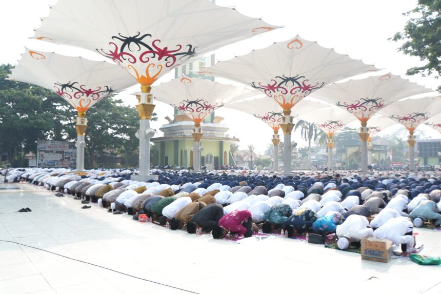 Ribuan Jemaah Ikuti Shalat Istisqa di Kapuas, Berdoa agar Hujan Segera Turun