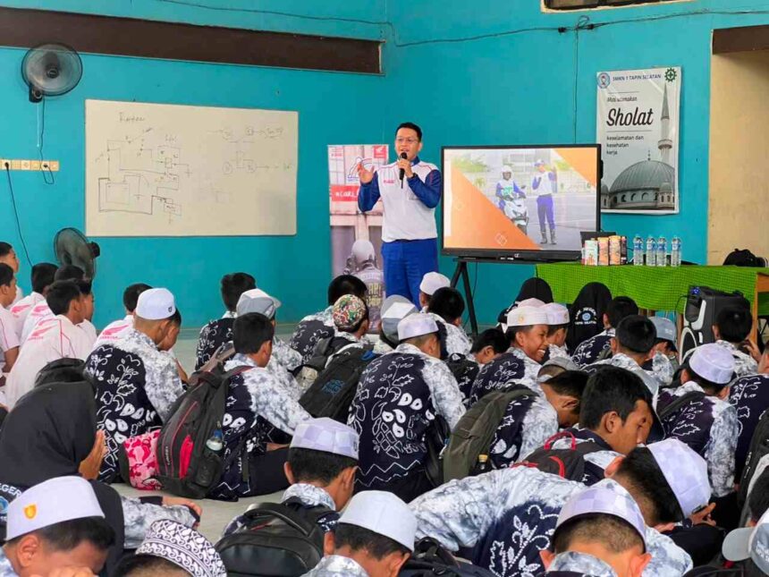 Trio Motor Edukasi Safety Riding kepada 70 Siswa SMKN 1 Tapin Selatan