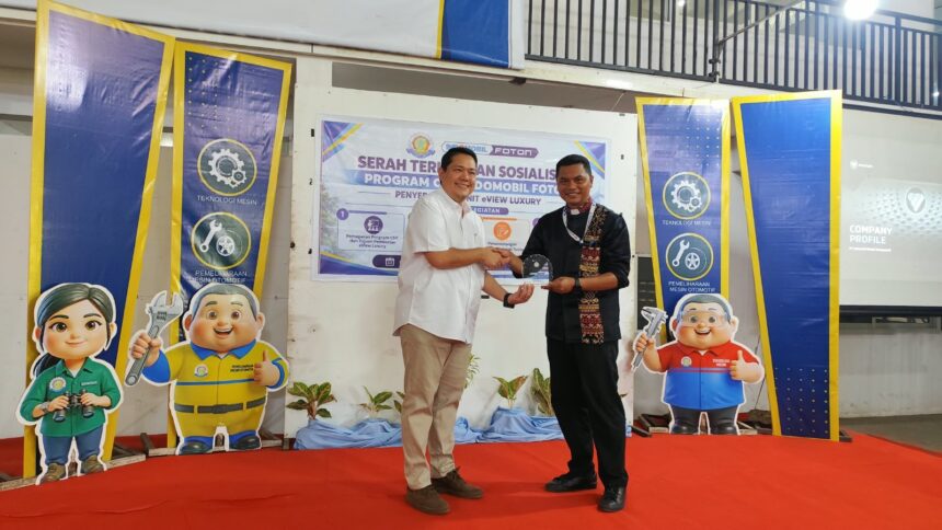 Indomobil Foton Serahkan Mobil Listrik ke Politeknik Cristo Re untuk Media Pembelajaran