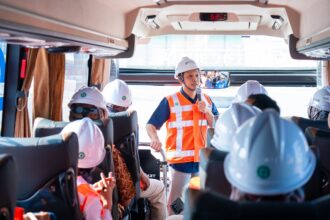 Senior Manager Perencanaan Operasi TPS, Ilyas Darmawan, sedang menjelaskan proses bisnis TPS kepada tamu dari Kemenko Infrastruktur dan Pembangunan Kewilayahan RI