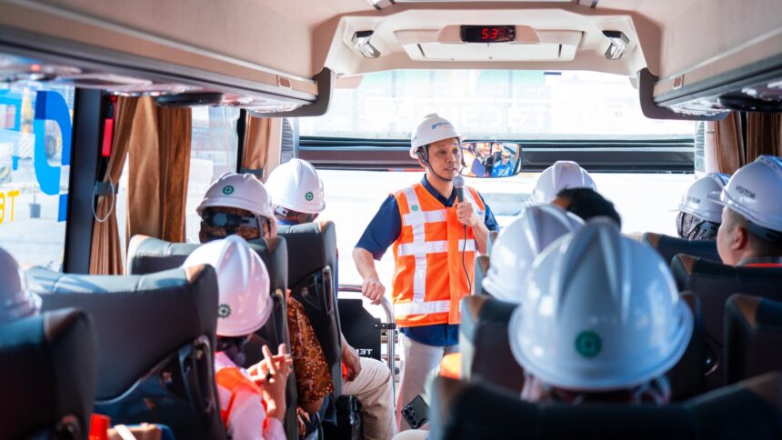 Senior Manager Perencanaan Operasi TPS, Ilyas Darmawan, sedang menjelaskan proses bisnis TPS kepada tamu dari Kemenko Infrastruktur dan Pembangunan Kewilayahan RI