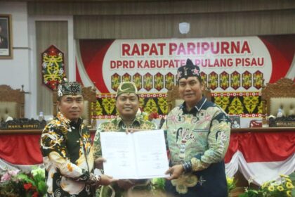 Penandatanganan nota kesepakatan KUA PPAS Tahun Anggaran 2027 dan Persetujuan Bersama Dua Buah Raperda Inisiatif DPRD pada Rapat Paripurna, Jumat (31/7/2026).