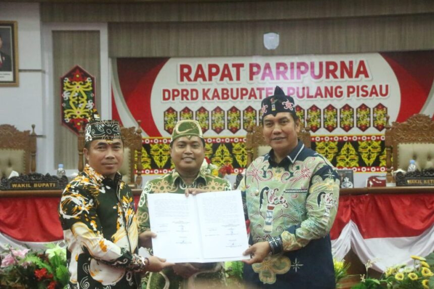 Penandatanganan nota kesepakatan KUA PPAS Tahun Anggaran 2027 dan Persetujuan Bersama Dua Buah Raperda Inisiatif DPRD pada Rapat Paripurna, Jumat (31/7/2026).