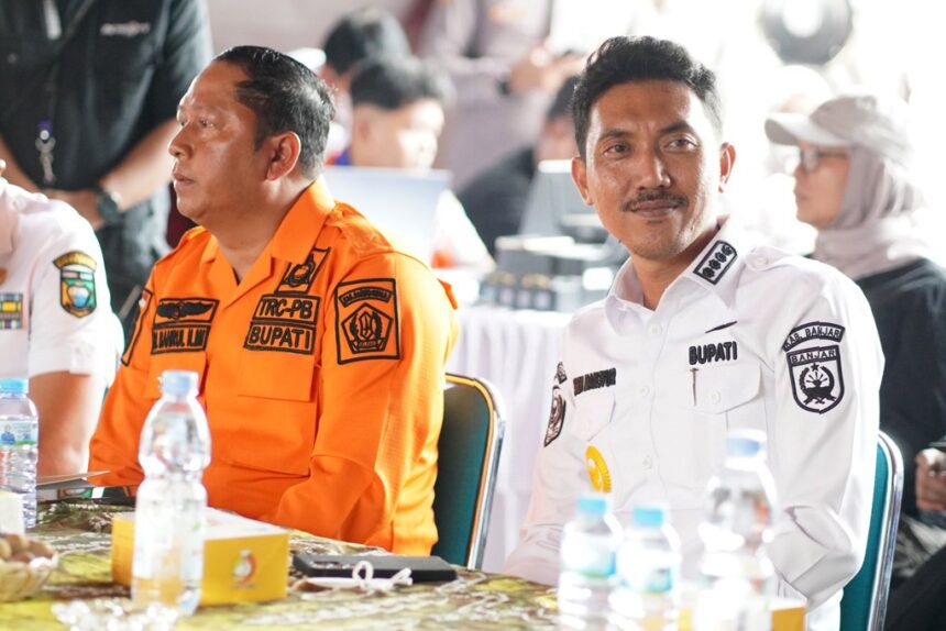 Bupati Banjar H Saidi Mansyur bersama unsur terkait mengikuti rapat koordinasi penanganan karhutla di Posko Karhutla Gambut, Rabu (23/9/26).