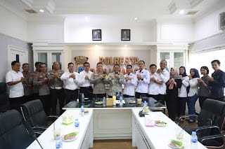 Kapolresta Banjarmasin Kombes Pol Riza Mutaqqin bersama jajarannya sua photo dengan Ketua PERADI Banjarmasin H Edi Sucipto SH MH dan pengurusnya