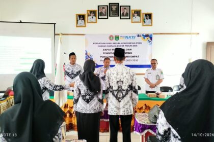 Pelantikan 17 pengurus ranting PGRI Simpang Empat.