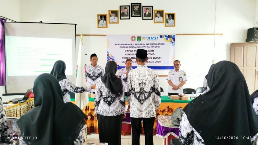 Pelantikan 17 pengurus ranting PGRI Simpang Empat.