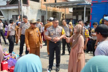 Kapolres Tanah Bumbu meninjau lokasi permukiman yang terdampak kebakaran di Kelurahan Kampung Baru.