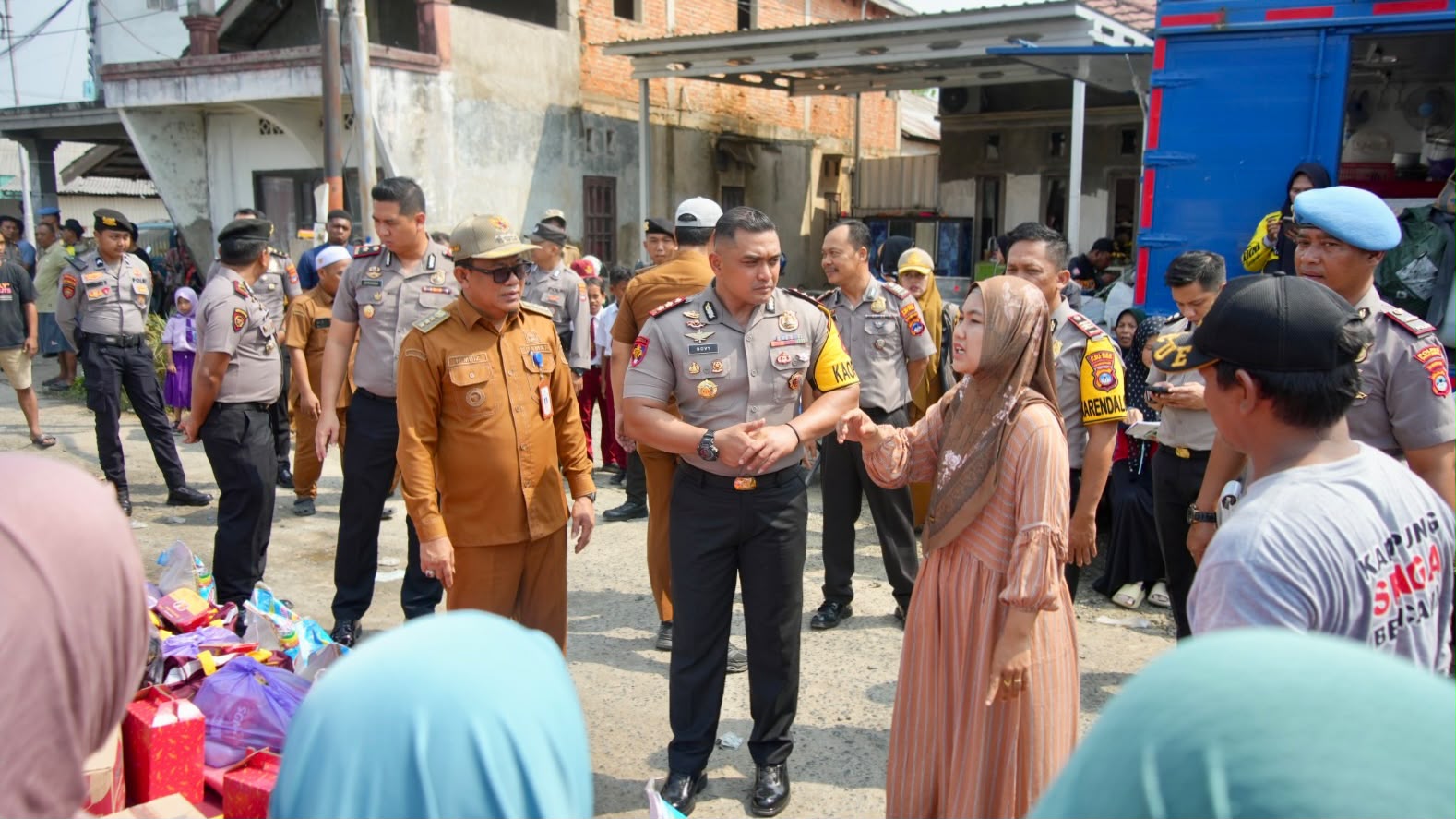 Kapolres Tanah Bumbu meninjau lokasi permukiman yang terdampak kebakaran di Kelurahan Kampung Baru.