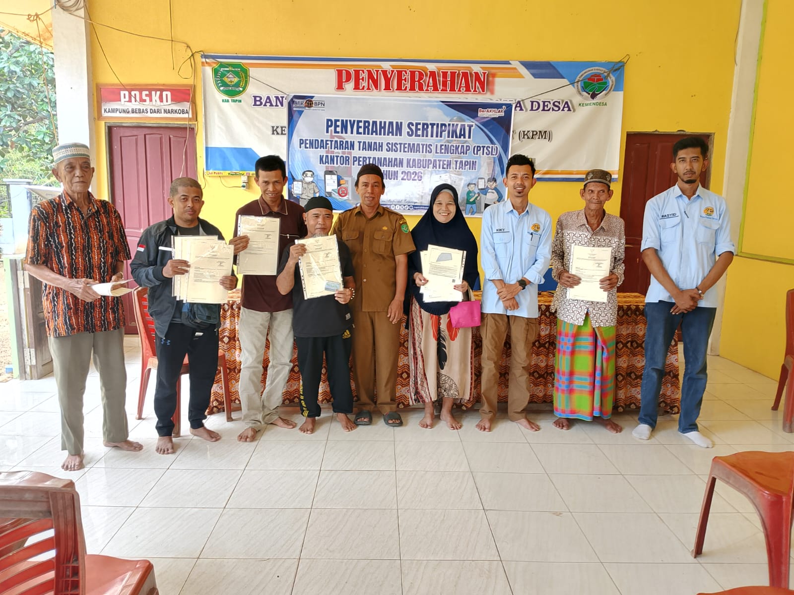 Warga Banua Hanyar Hulu Terima Sertipikat Tanah Program PTSL 2026