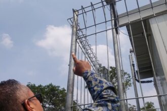 Petugas DLH Barito Kuala memperlihatkan perangkat Air Quality Monitoring System (AQMS) atau Stasiun Pemantau Kualitas Udara Ambien (SPKUA) yang berada di lingkungan kantor DLH Barito Kuala. (Ket Foto: Muhammad Tamyiz)