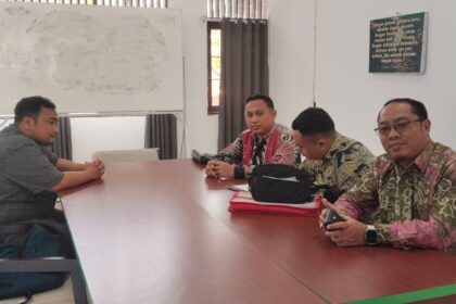 Ahmad  Mujahid  Zarkasi  SH, MA, C.P.L dan tim dari kantor hukum AMZ & Associates Banjarmasin, kuasa hukum Jamhuri